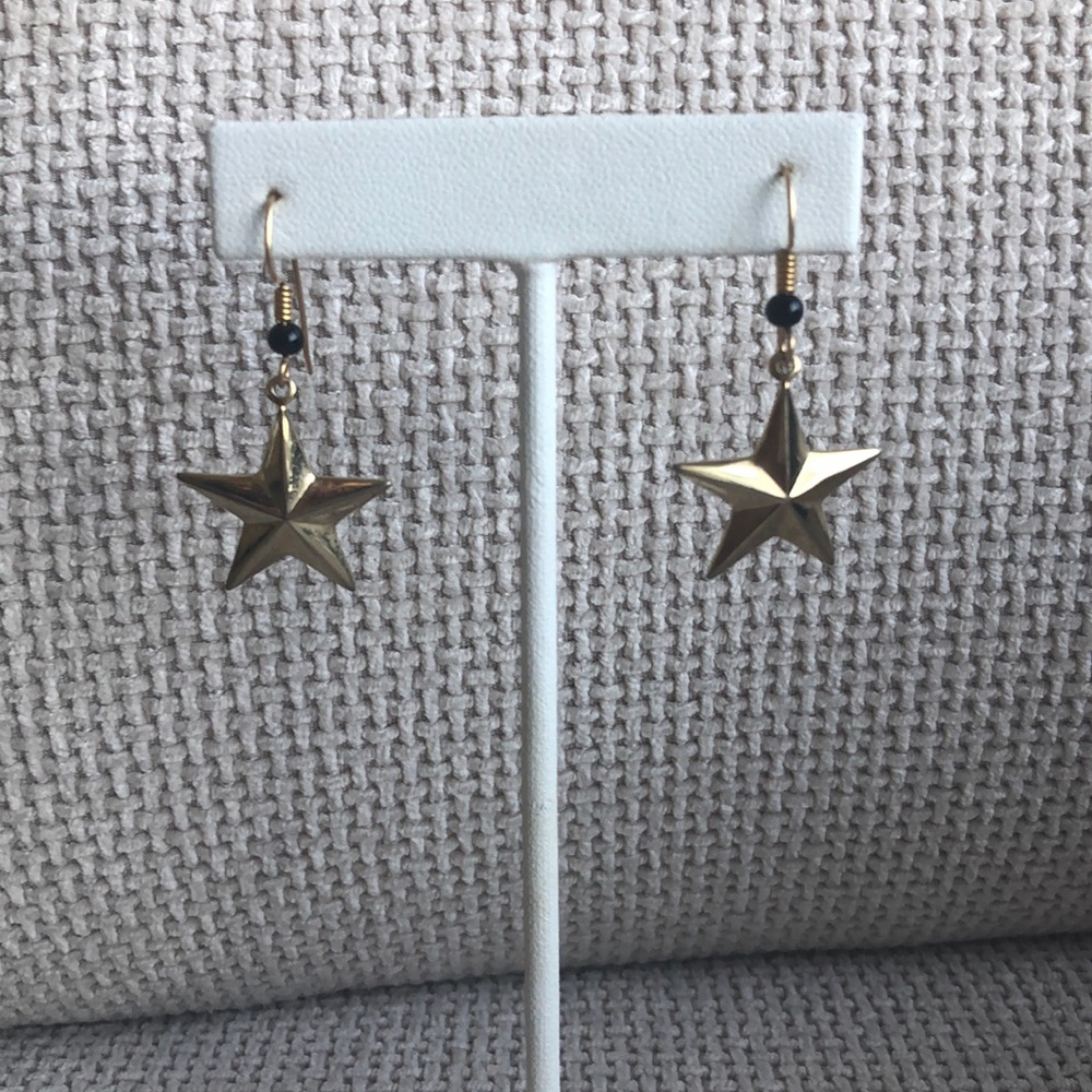 Gold tone star earring w black bead
